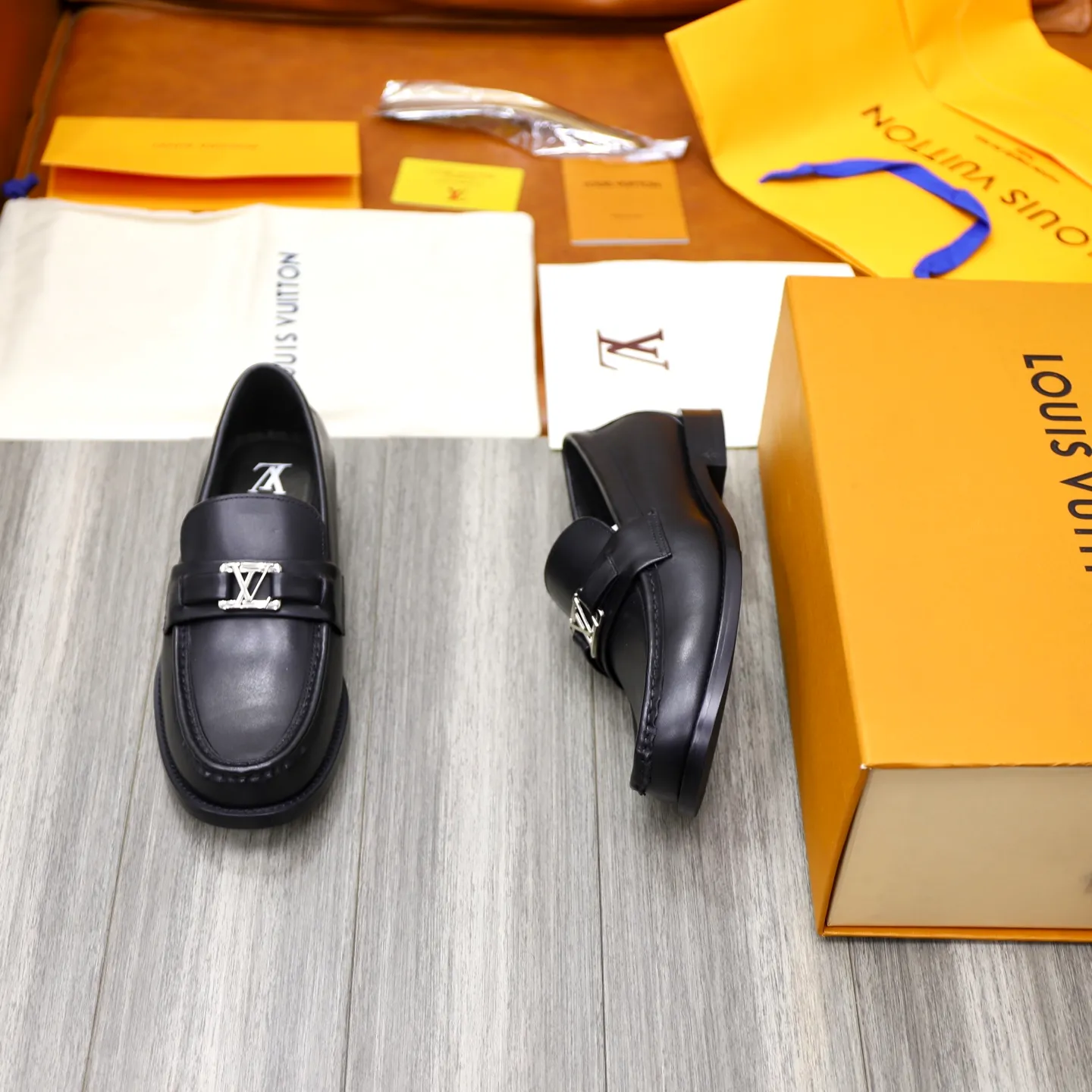 Men's shoes 💰: 💰900LV Louis Vuitton slip-on loafers, top quality products produced in Dongguan, ready for sale! This LV Glove loafer is made of selected soft cowhide, with a slightly wrinkled leather surface and a very high-end texture. Each pair is unique. The leather surface is light and soft, with a fine texture and good luster. It is a classic loafer style, with exquisite handmade mark stitching on the toe, and a square toe configuration to highlight the classic style. The horizontal band has hot-printed LV three-dimensional letters, semi-solid handcrafts and a genuine leather outsole, and a rubber patch on the heel to create wear-resistant performance and comfort. One of the must-have loafers for men! Comes with full original packaging! Code number: 38-39-40-41-42-43-44 (38, 45, 46 customized) standard leather shoe code